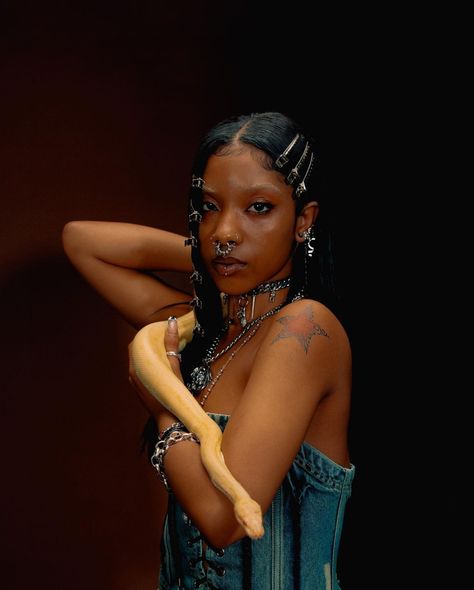 @ dresrealm Photo Shoot With Snake, Snake Photoshoot Black Women, Dark Green Photoshoot, Emerald Photoshoot, Alt Photoshoot Ideas, Close Up Photoshoot, Snake Photoshoot, Editorial Photoshoot Ideas, Snake Birthday