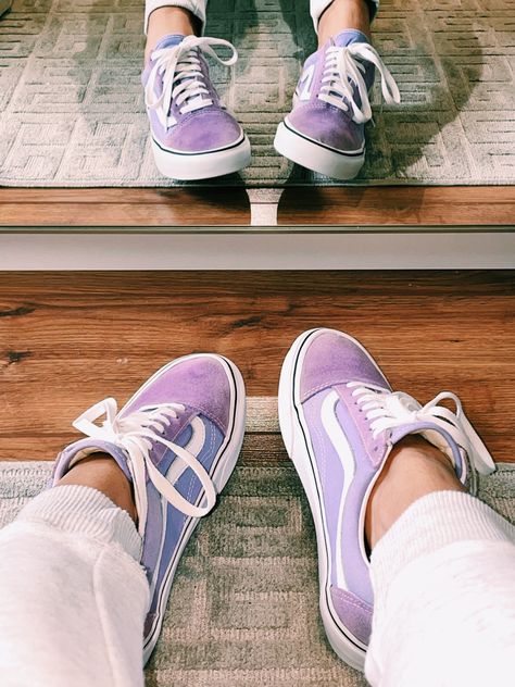 Purple Vans Outfit, Vans Astethic, Purple Ios, Cute Shoes Boots, Vans Aesthetic, Purple Vans, Ios Theme, Vans Outfit, Aesthetic People