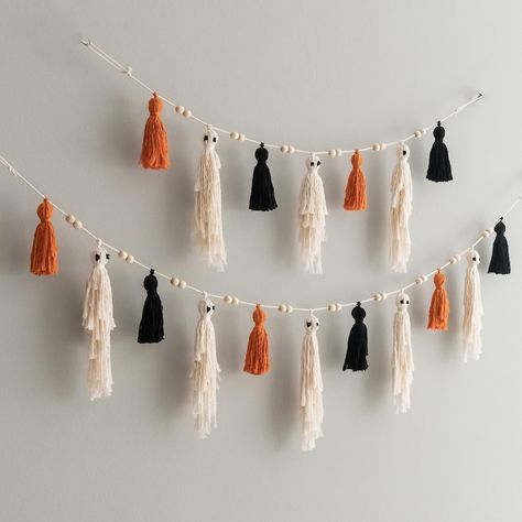 Halloween Ghost Garland, Mantle Garland, Cute Ghost, Halloween Mantel, Spooky Wall Decor, Macrame Garland, Spooky Ghost Garland V75 - Etsy Macrame Fall Garland, Halloween Yarn Garland, Macrame Halloween Decor, Cute Halloween Decorations Diy, Halloween Garland Diy, Halloween Ghost Garland, Macrame Ghost, Boho Halloween Decor, Halloween Macrame