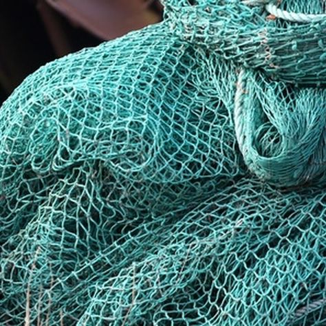 Instead of buying commercial fishing nets, you can make your own fishing nets customized to your needs. Diy Fishing Net, Net Making, Homemade Fishing Lures, Diy Fishing, Make A Boat, Fishing Diy, Fishing Nets, Catching Fish, Fishing Net