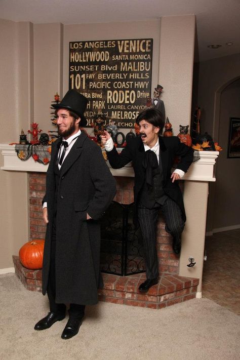 Abraham Lincoln and John Wilkes Booth - Couples Costume Abraham Lincoln Costume Diy, John Wilkes Booth Costume, Abe Lincoln Costume, Abraham Lincoln Costume, Diy Costumes Men, Assassin Costume, John Wilkes Booth, Twin Day, Halloween 23