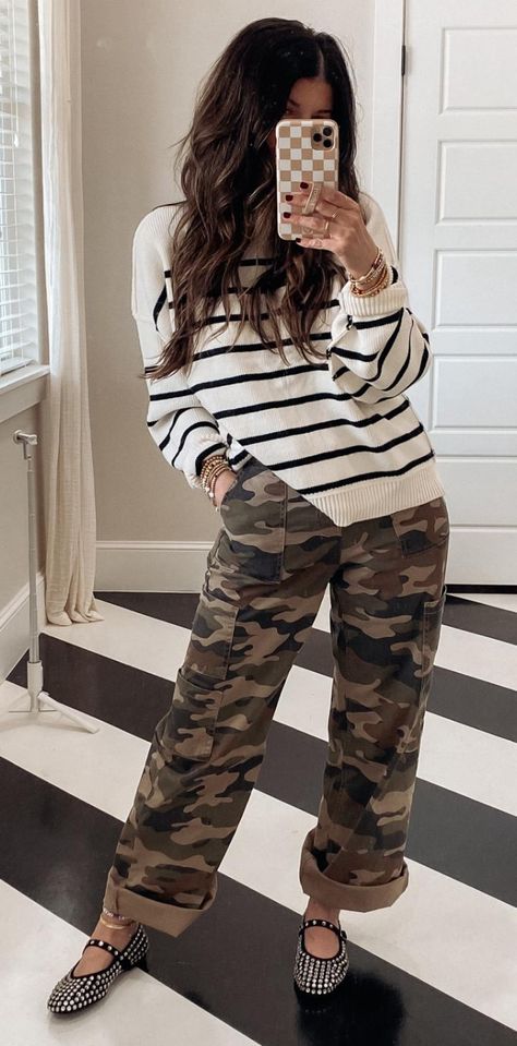 Camo Pants Work Outfit, Camo Jogger Pants Outfit, Camo Jacket Outfits For Women, Wide Leg Pants Outfit Fall, Casual Dinner Outfit Fall, Camo Jacket Outfit, Dinner Outfit Fall, Pants Outfit Fall, Camouflage Outfits