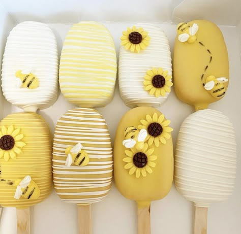 Yellow Cake Pops, Bee Cake Pops, Elegant Cake Pops, Popsicles Cake, Chocolate Covered Desserts, Cake Pop Designs, Chocolate Covered Strawberries Bouquet, Winnie The Pooh Cake, Cake Pop Decorating