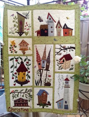 Chez Christine, tout au moins grâce à ses nichoirs : ouvrage terminé !      Un de plus, ils sont à voir ici .                      J'ai c... Birdhouse Quilt, House Quilt Block, House Quilt Patterns, Quilted Wall Hanging, Sampler Quilts, Country Quilts, Bird Quilt, Picture Quilts, Scrap Quilt