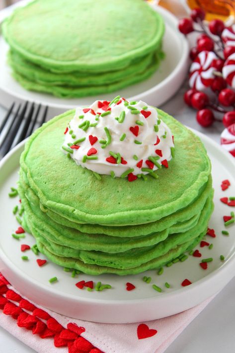 Grinch Pancakes, easily turn a store bought pancake mixture into Grinchy green pancakes for Christmas morning! Reindeer Pretzels, Grinch Breakfast, Recipes For Gifts, Cake Mix Chocolate Chip Cookies, Toffee Pretzels, Grinch Pills, Rhubarb Bread, Pretzel Bark, Christmas Breakfast Ideas