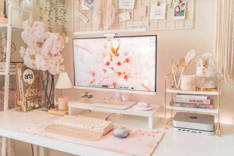 Rose Gold Desk Setup, White And Pink Desk Setup, Computer Desk Setup Bedroom, Desk Pad Aesthetic, Monitor Desk Setup Aesthetic, Feminine Desk Setup, Corner Desk Ikea, Desk Ideas Cozy, Pink Desk Set