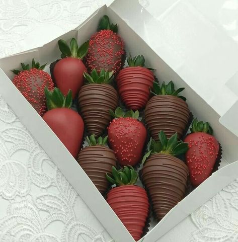 #chocolates #obsession #myobsession Valentine Chocolate Covered Strawberries, Chocolate Covered Desserts, Chocolate Covered Strawberry Recipe, Chocolate Covered Strawberries Bouquet, Strawberry Gifts, Chocolate Covered Fruit, Chocolate Covered Treats, Edible Arrangements, Chocolate Dipped Strawberries