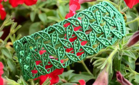 Beads Video, Good Bracelet, Micro Macrame Tutorial, Macrame Jewelry Tutorial, Tutorial Macramé, Bracelet With Beads, Macrame Bracelet Patterns, Square Knot, Leaf Bracelet