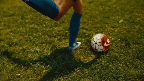 via GIPHY Football Cinematography, Soccer Animation, Nike Gif, Sport Gif, Sports Gif, Loop Gif, Hiking Gif, Nyc Closet, Soccer Gifs