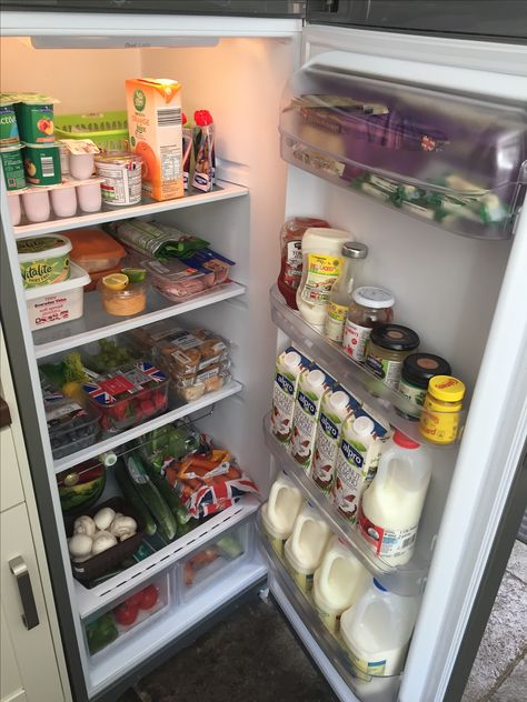 Fridge Goals Snacks, Stocked Fridge Goals, Healthy Fridge Goals, Fridge Goals Healthy Food, Full Fridge Goals, Snacks Fridge, Organised Fridge, Vegan Fridge, Aesthetic Fridge