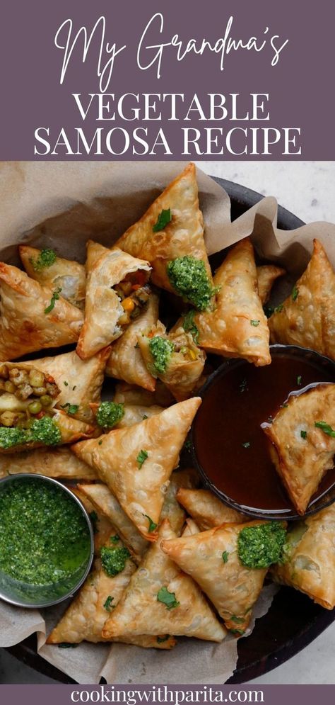 Vegetable Samosa Recipe, Vegan Samosas, Samosas Recipe, Vegetarian Christmas Dinner, Vegetable Samosa, Samosa Recipe, Vegetable Curry, Indian Snacks, Beef Recipes Easy