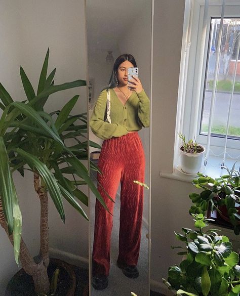 Fun Trousers Outfit, Artsy Outfit Winter, Hippie Work Outfit, Simple Hippie Outfits, Simple Christmas Outfits, Creative Outfit Ideas, Artsy Outfit, 70s Outfits, Trendy Outfits Winter