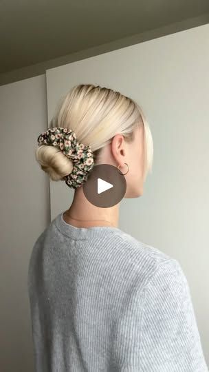 Scrunchie Short Hair, Bun With Scrunchie, Scrunchies Hairstyles, Bun Hack, Butterfly Room, Scrunchie Hairstyles, Hair Updos, Xmas Decorations, Hair Hacks