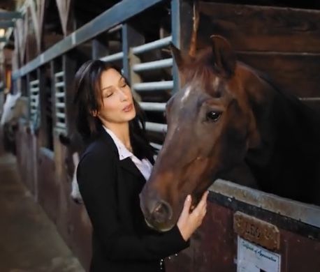 Bella Hadid Horse, Polo Bar, Equestrian Aesthetic, Equestrian Girls, Super Rich Kids, Horse Stables, Rich Kids, Sporty And Rich, Old Money Aesthetic