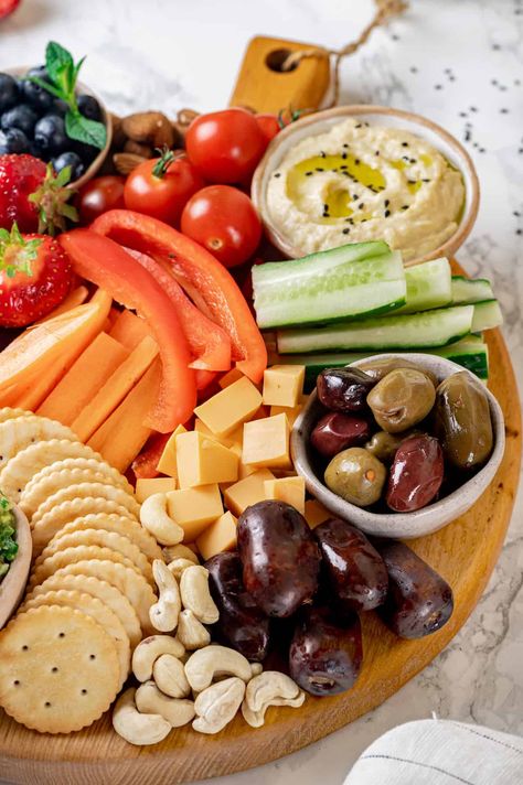 No Meat Charcuterie Board, Vegan Birthday Party Food, Vegetarian Charcuterie Board Ideas, Healthy Charcuterie Board Ideas, Vegetable Charcuterie Board, Veggie Charcuterie Board, Vegan Charcuterie Board, Vegetarian Buffet, Cheese Board Easy