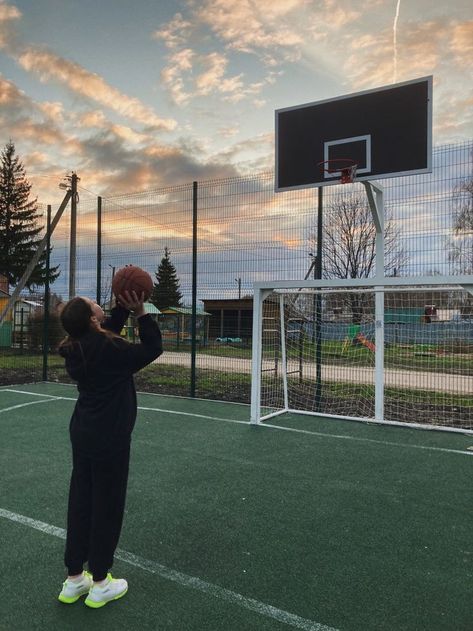 Lapangan Basket Aesthetic Korea, Playing Sports Aesthetic, Basket Girl Aesthetic, Lapangan Basket Aesthetic, Photos For Vision Board, Basketball Park, Basket Aesthetic, Ball Badminton, Basket Girl