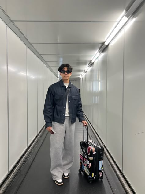 Airport Men’s Style, Elevated Airport Outfits, Travel Outfit For Men, Airport Look Men, Mens Travel Outfits, Baggy Sweatpants Outfit Men, Retro Style Fashion Men, Men Denim Outfit, Sweatpants Outfit Men