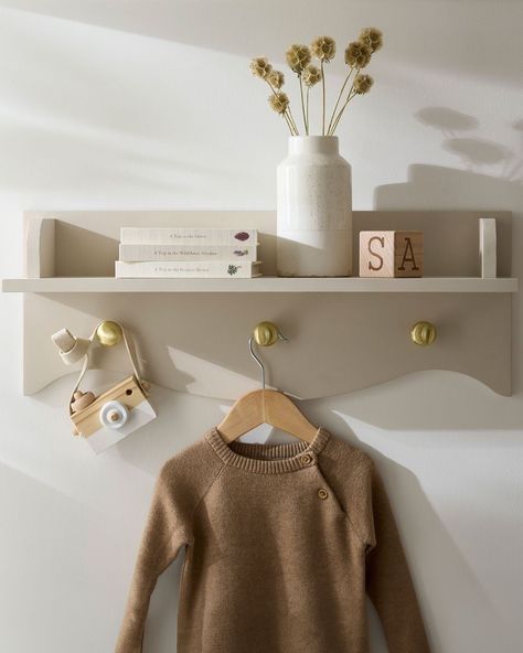 Dreamy little spaces💘💘💘💘 📸 via @pinterest #nurserydecor #nursery #neutralaesthetic #neutraldecor #neutrals #neutralbaby #beigeaesthetic Nursery With Day Bed, Nursery Shelving Ideas, Nursery Shelf Styling, Nursery Shelving, Nursery Wall Shelf, Plan The Day, Baby Room Shelves, Nursery Shelf Decor, Cot Bed Mattress