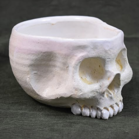 Skull Bowl Ceramics, Skull Pinch Pot, Emo Pottery, Sculpture Beginner, Skull Clay Sculpture, Creepy Ceramics, Creepy Pottery, Gothic Ceramics, Pinch Pot Ideas Ceramics