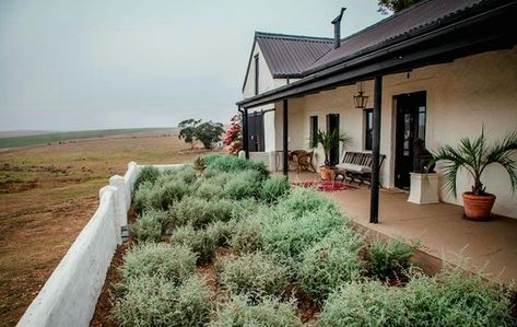 Popular Shots, Farm Style House, Casa Hobbit, Cape Dutch, Dutch House, South Africa Travel, African Decor, Farm Stay, Farm Style