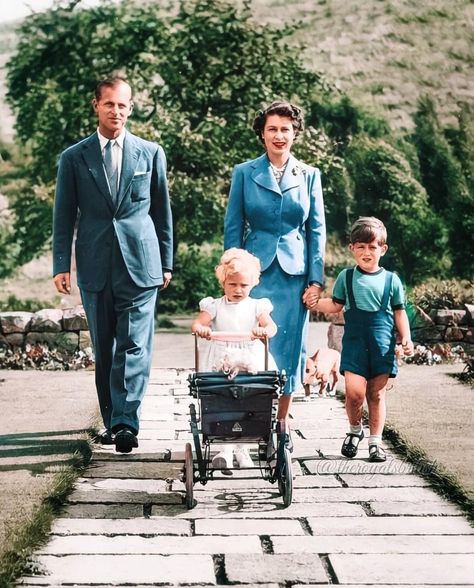 Princesa Anne, Queen Elizabeth Photos, Queen And Prince Phillip, Royal Family Portrait, English Royal Family, Royal Uk, Duke Of Edinburgh, Royal Family England, Reine Elizabeth