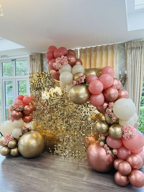 gold backdrop with balloon garland Rose Gold Balloon Garland, Baloon Garland, Gold Balloons Decorations, 18th Party Ideas, Gold Balloon Garland, Shimmer Wall Backdrop, 30 Balloons, Quince Decorations, Gold Backdrop