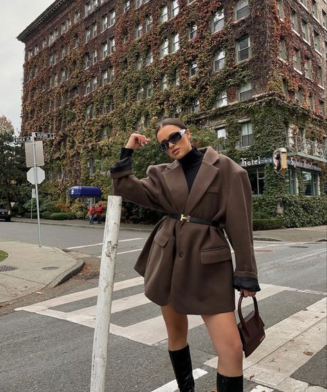 Oversized Brown Blazer, Spring Outfits Paris, Beige Bag Outfit, Brown Knee High Boots Outfit, Beige Blazer Outfit, Brown Blazer Outfit, Bag Jacquemus, Blazer Dress Outfits, Winter Fashion Cold