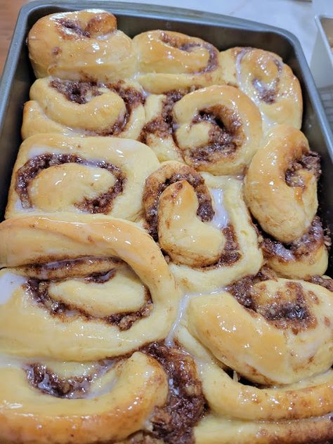 Cake Mix Cinnamon Rolls Easy, Quilt Cake, Bisquick Cinnamon Rolls, Buns Recipe Easy, Cake Mix Cinnamon Rolls, 2 Hours Later, Powdered Sugar Glaze, Cinnamon Roll Recipe Homemade, Cake Mix Desserts