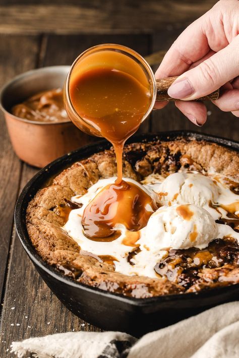 Skillet Chocolate Chip Cookie, Iron Skillet Recipes, Skillet Cookie, Cast Iron Skillet Recipes, Family Friendly Dinners, Skillet Meals, Cast Iron Skillet, Iron Skillet, Chocolate Chip Cookie