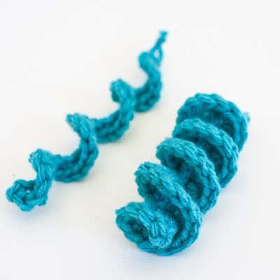 Crochet Curly Cue Sampler – How to Choose the Best Curl Crochet Curls, Spiral Crochet, Crochet Unicorn, Crochet Stitch, Love Crochet, Crochet Techniques, Learn To Crochet, Crochet Gifts, Crochet Jewelry