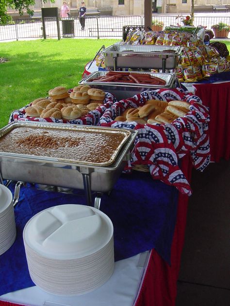 Family Reunion Picnic Table Family Picnic Foods, Family Reunion Food, Outdoor Buffet, Church Picnic, Gourmet Hot Dogs, Barbeque Chicken, Diy Bbq, Grill Time, Family Reunion Ideas