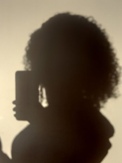 #aesthetic #aesthetics #shadow #silouette #curls #curlyhair #pinterest #joellebadawi Afro Hair Aesthetic Faceless, Shadow Pictures Curly Hair, Cute Shadow Pictures, Curly Hair Aesthetic Pictures, Curly Hair Aesthetic Faceless, Hair Aesthetic Faceless, Diy Resin Painting, Curly Hair Aesthetic, Black Hair Aesthetic