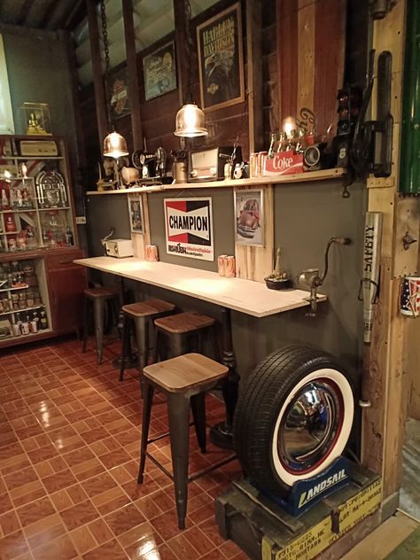 Vintage Garage Ideas, Aesthetic Cases, Man Garage, Gt 350, Garage Loft, Vintage Garage, Lounge Interiors, Mechanic Shop, Shop Bathroom