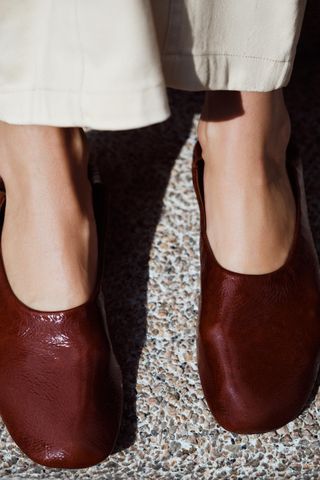 Burgundy Ballet Flats, Soft Ballet Flats, Cold Weather Attire, Flat Leather Shoes, Katie Holmes Style, Zara Flats, Burgundy Boots, Burgundy Shoes, Brown Leather Shoes