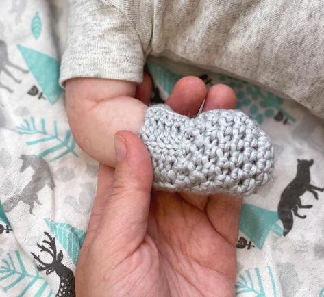 Baby Mittens Pattern, Crochet Baby Mittens, Mittens Crochet, Free Baby Patterns, Half Double Crochet Stitch, Baby Crochet Patterns Free, Handmade Baby Gifts, Easy Crochet Baby, Baby Mittens