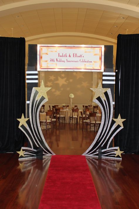 Hollywood Themed Party, Deco Cinema, Hollywood Party Decorations, Red Carpet Theme, Theme Carnaval, Hollywood Party Theme, Bollywood Theme, Red Carpet Party, Oscar Night