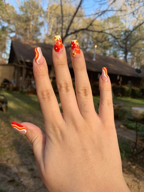 70s Style Acrylic Nails, Vintage Red Nails Retro, 70s Nail Designs For Short Nails, 60s Nail Art Retro, 70s Inspo Nails, 70s Vibe Nails, 70s Disco Nails, 70s Themed Nails, 70s Theme Nails