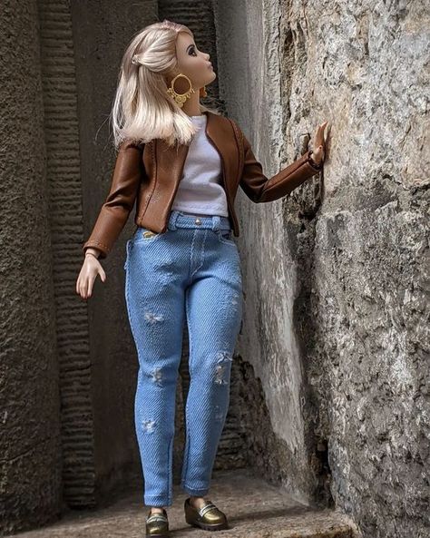 Barbie Jeans, Make Outfits, Clothes For Dolls, Custom Barbie, Diy Barbie Clothes, Barbie Fashionista Dolls, Curvy Barbie, Barbie Hair, Doll Clothes Barbie