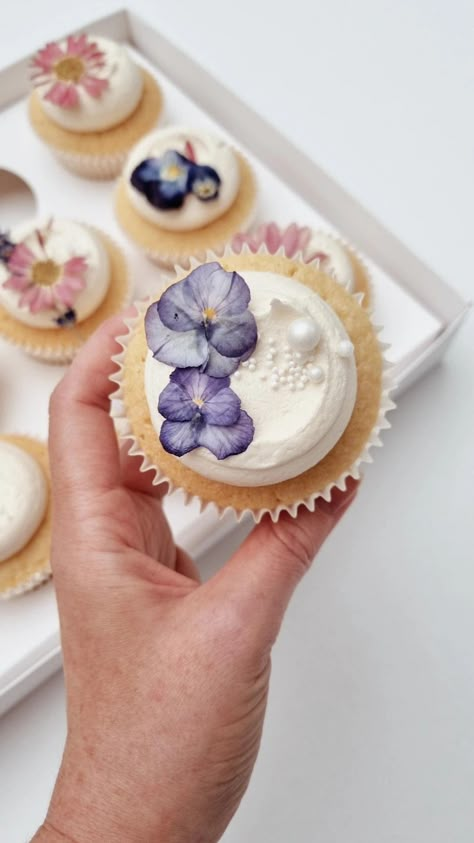 Cupcake With Butterfly, Simple Elegant Cupcakes, Cupcakes With Edible Flowers, Floral Wedding Cupcakes, Orchid Cupcakes, Cute Cupcakes Aesthetic, Garden Party Cupcakes, Wildflower Cupcakes, Aesthetic Cupcakes