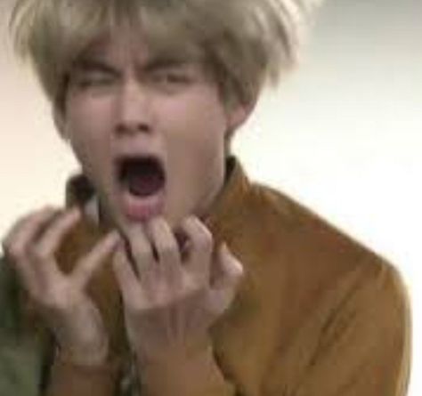 Taehyung Wierd Pics, Bts Angry Face, Kim Taehyung Angry, Taehyung Angry Face, Taehyung Funny Faces, Angry V, Taehyung Angry, Taehyung Meme, Aesthetic V Pictures