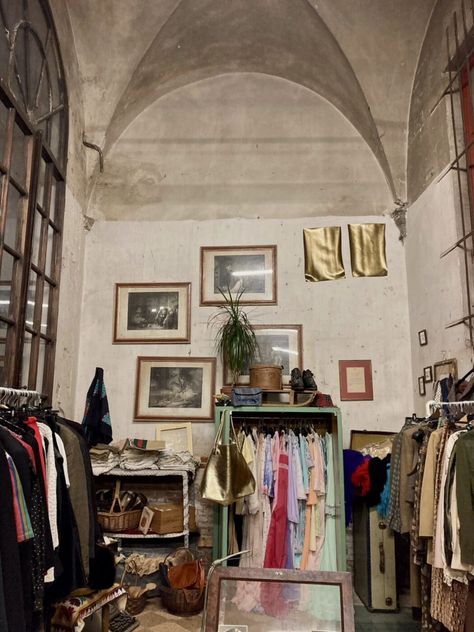 The 15 Best Vintage Stores in Florence - Italy Segreta Places In Italy Aesthetic, Florence Italy Interior Design, Italy Travel Florence, Italy Thrift Store, Shopping In Florence Italy, Florence Italy Shopping, Florence Fashion Italy, Florence In Winter, Summer In Italy Aesthetic Vintage