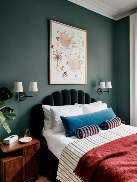 Designer Guest Bedroom, Beautiful Bedside Tables, Design Hall, Casa Clean, Living Room Mantel, London Apartment, Soho House, Bedroom Decorating, Living Wall