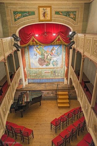 World's smallest theater in Italy Historic Theater, Theater Architecture, Public Theater, Theatre Interior, Theatre Wedding, Small Theatre, A Night At The Opera, Theatre Design, Wedding Location