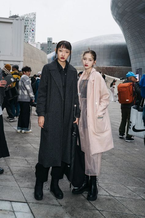 The Best Street Style Photos From the Fall 2024 Shows in Seoul | Vogue Seoul Street Style, Seoul Fashion Week Street Style, Seoul Street, Xo Kitty, Fashion 2025, Shanghai Fashion Week, Minimalist Street Style, Shanghai Fashion, Street Style Photos