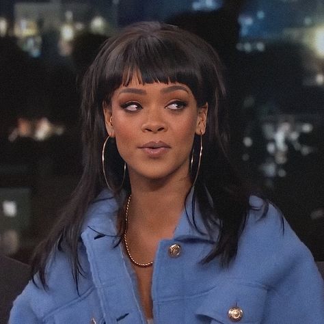 Rihanna Bangs Fringes, Rihanna With Bangs, Baby Bangs Black Woman, Micro Bangs Black Women, Rihanna Bangs, Rihanna Mullet, Rihanna Natural, Mullet Black Women, Rihanna Natural Hair