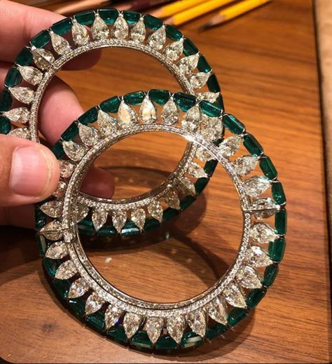 Viren Bhagat, Jewerly Bracelets, Hand Jewellery, Diamond Bangles, Bangles And Bracelets, Gold Armband, Bridal Bangles, Bangles Jewelry Designs, Bracelets Gold Diamond