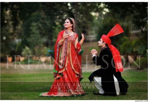 Funny couple pose Funny Wedding Poses, Couple Poses Photography, Funny Couple Poses, Asian Inspired Wedding, Funny Couple Pictures, Photography Funny, Funny Bride, Funny Poses, Indian Wedding Couple