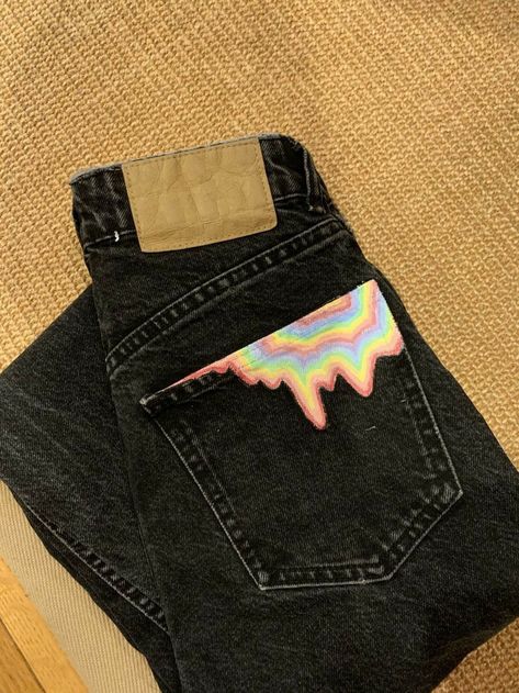 Acrylic Painting On Pants, Easy Jeans Painting, Things To Paint On Jeans Easy, Acrylic Painted Jeans, Painted Jeans Inspiration, Jeans Acrylic Paint, Acrylic Paint Clothes, Painted Back Pocket Jeans, Jean Art Painting