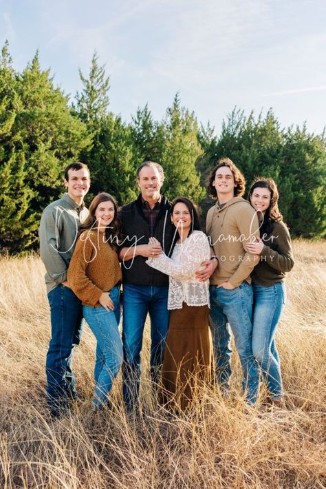 December Outdoor Family Photos, Family Photo Poses Outdoor Adults, 5 Person Photo Poses, Family Christmas Pictures Adults, Group Of 6 Photo Poses, Family Of 5 Photoshoot Adults, Adult Kids Photoshoot Poses, Fall Family Photo Shoot Poses, Family Of 6 Adults Picture Poses