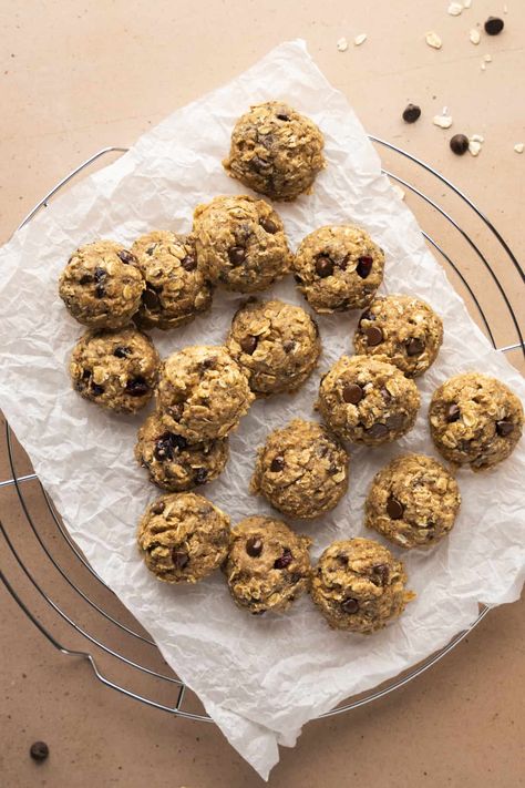 Pre-Workout Chocolate Chip Oatmeal Breakfast Cookies - Oh Snap Macros Oh Snap Macros, Macros Recipes, Breakfast Cookie, Oatmeal Breakfast Cookies, Breakfast Cookie Recipe, Preworkout Snack, Easy Oatmeal, Healthy Breakfasts, Macro Meals